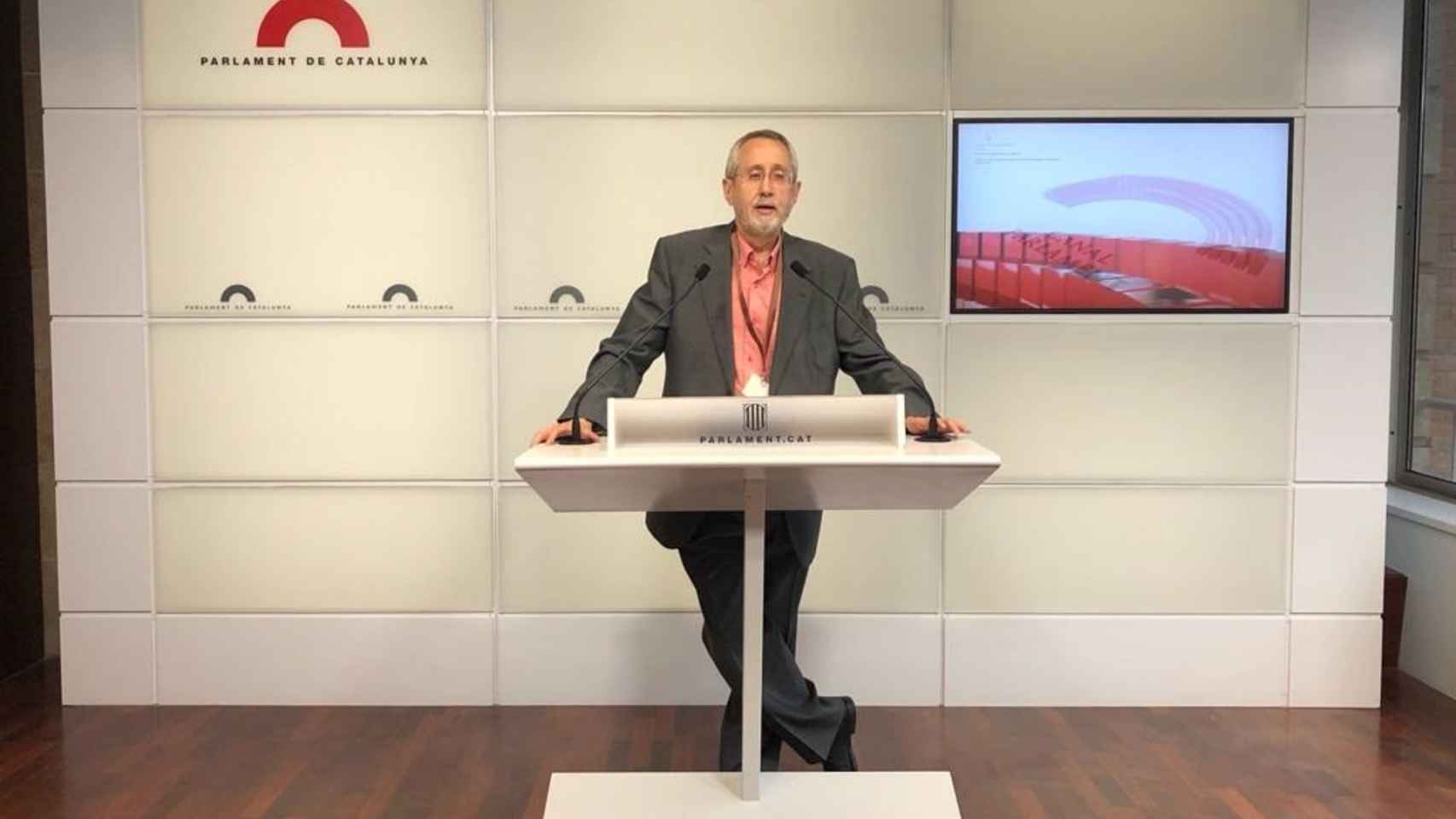 El presidente del sindicato de docentes AMES (Acción para la Mejora de la Enseñanza Secundaria), Antonio Jimeno, en rueda de prensa en el Parlament para denunciar adoctrinamiento / EUROPA PRESS