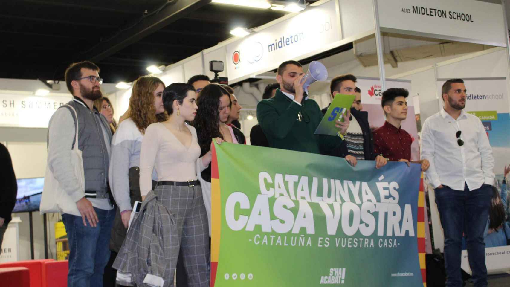 Los jóvenes de S'ha acabat llevan la pancarta a favor del ejército en el Salón de la Enseñanza / S'HA ACABAT