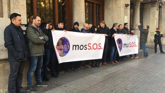 Concentración de Mossos contra los recortes de la Generalitat / @USPAC