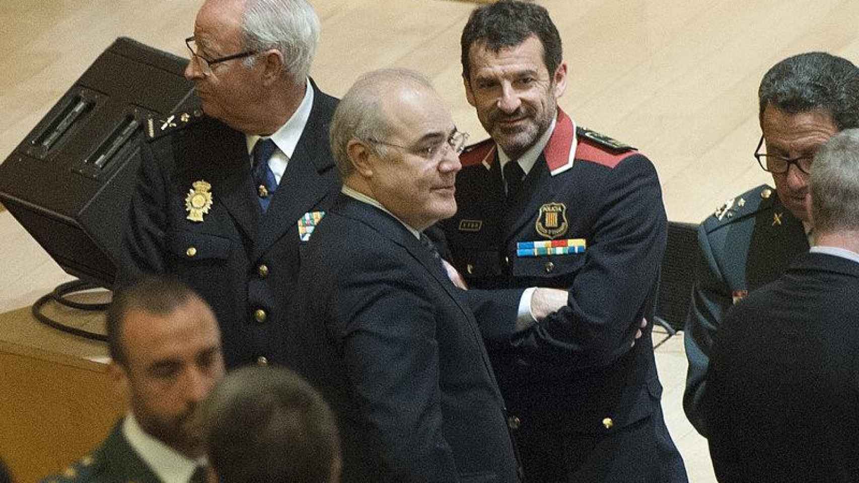 El magistrado del Supremo Pablo Llarena habla con el mayor de los Mossos, Ferran López, en una imagen de archivo / EFE