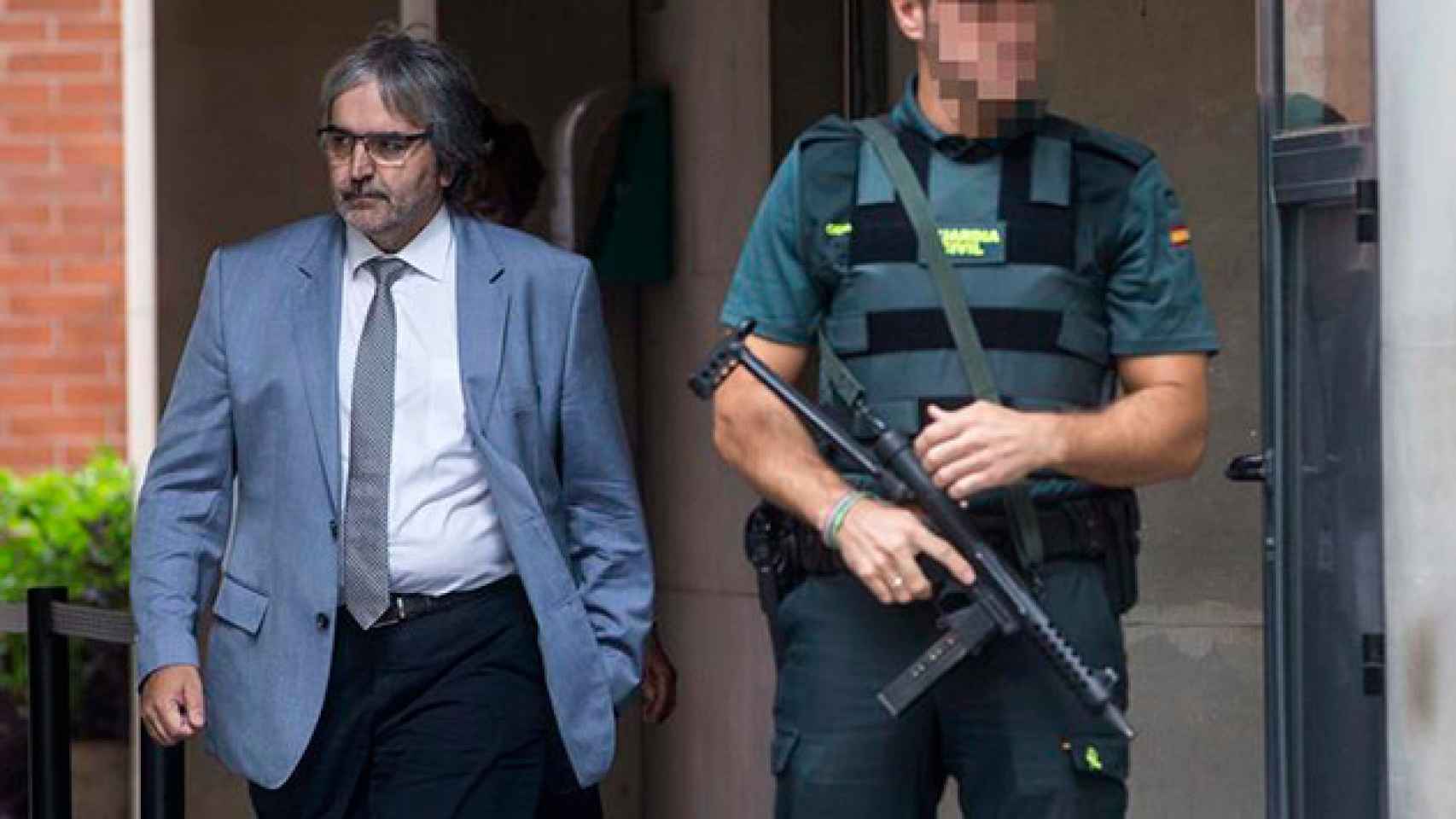 El exsecretario general de Presidencia, Joaquim Nin (i) a su salida tras prestar declaración por los preparativos del referéndum del 1-O / EFE