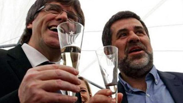 Carles Puigdemont junto a su sucesor como candidato a la presidencia de la Generalitat, el encarcelado Jordi Sánchez, en una imagen de archivo / EFE