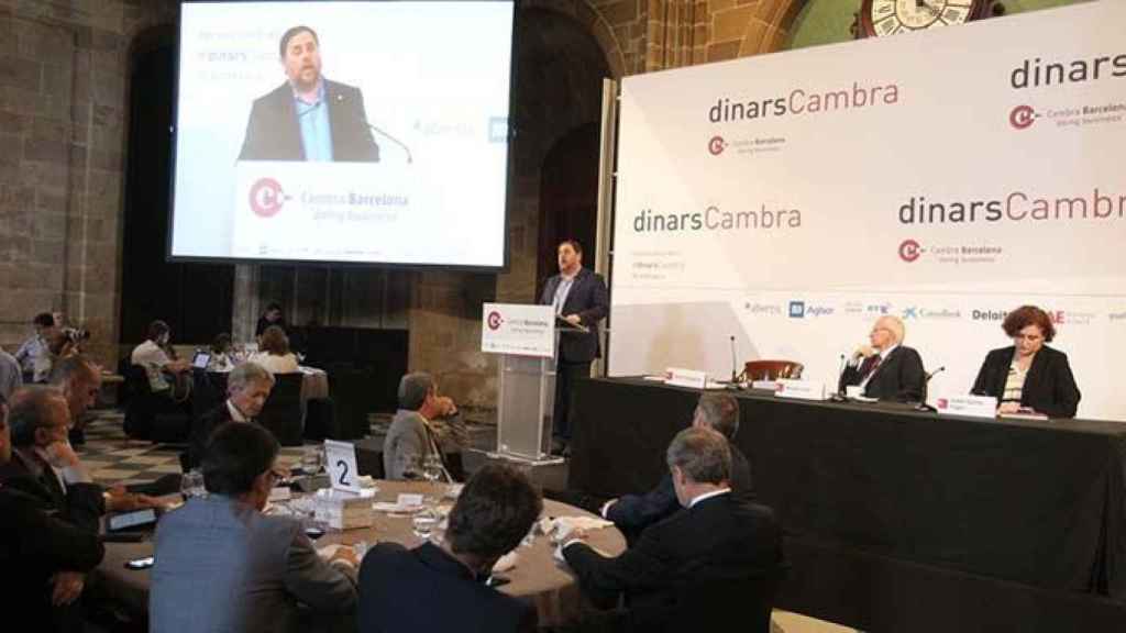 Oriol Junqueras, vicepresidente de la Generalitat, durante su discurso ante empresarios en una comida de la Cámara de Comercio de Barcelona. “Las empresas huyen de Cataluña solo con un teléfono” / CG