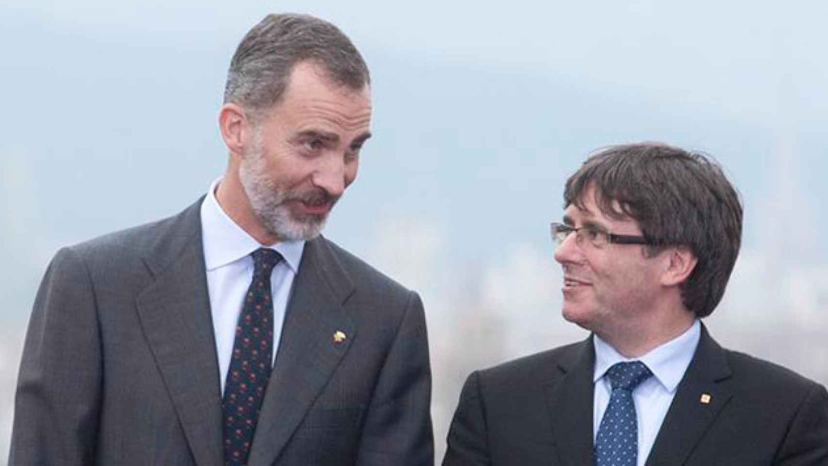 El rey Felipe VI, junto al presidente de la Generalitat, Carles Puigdemont (d)