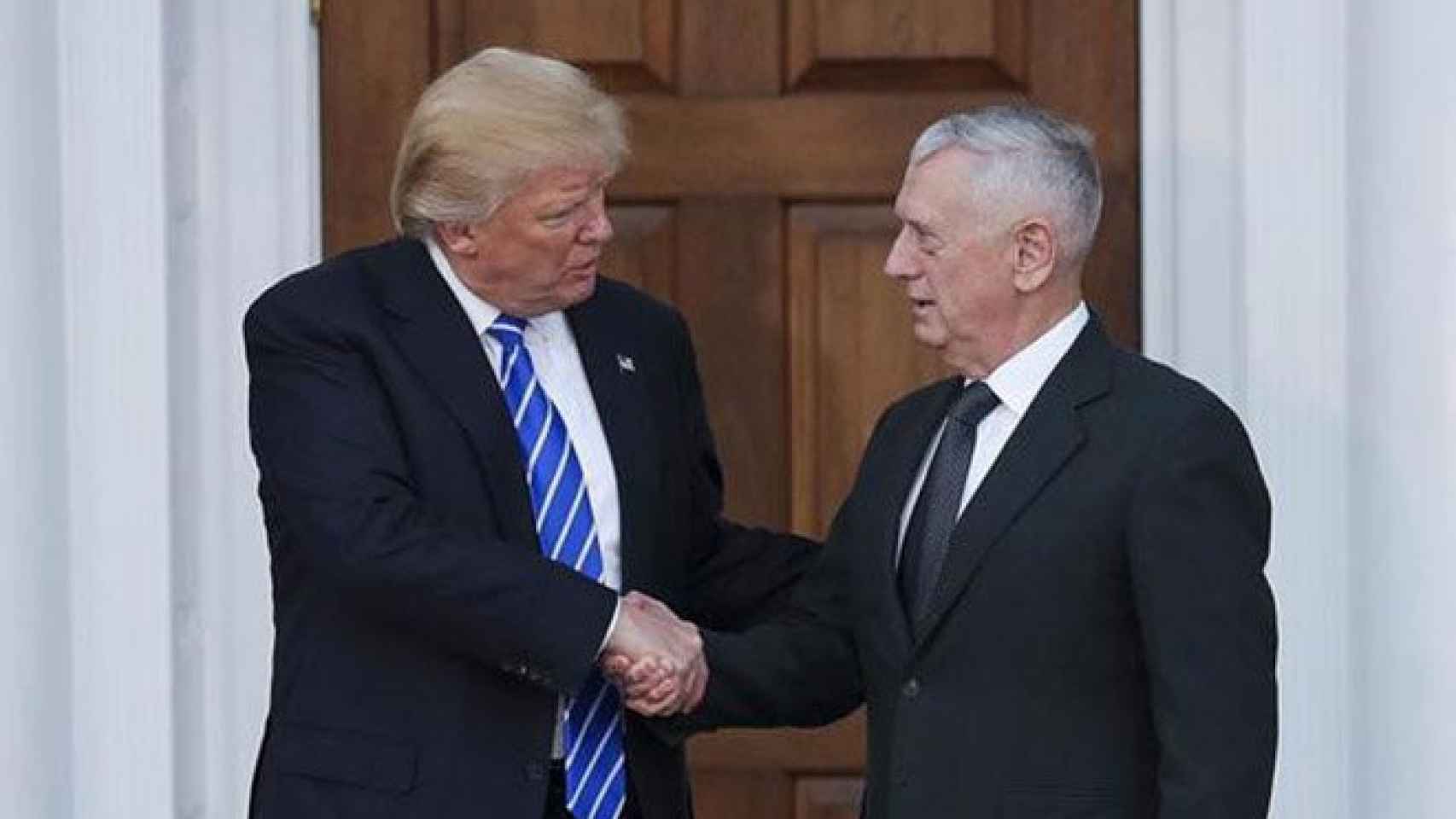 El secretario de Defensa estadounidense, James Mattis, junto al presidente de EEUU, Donald Trump / EFE