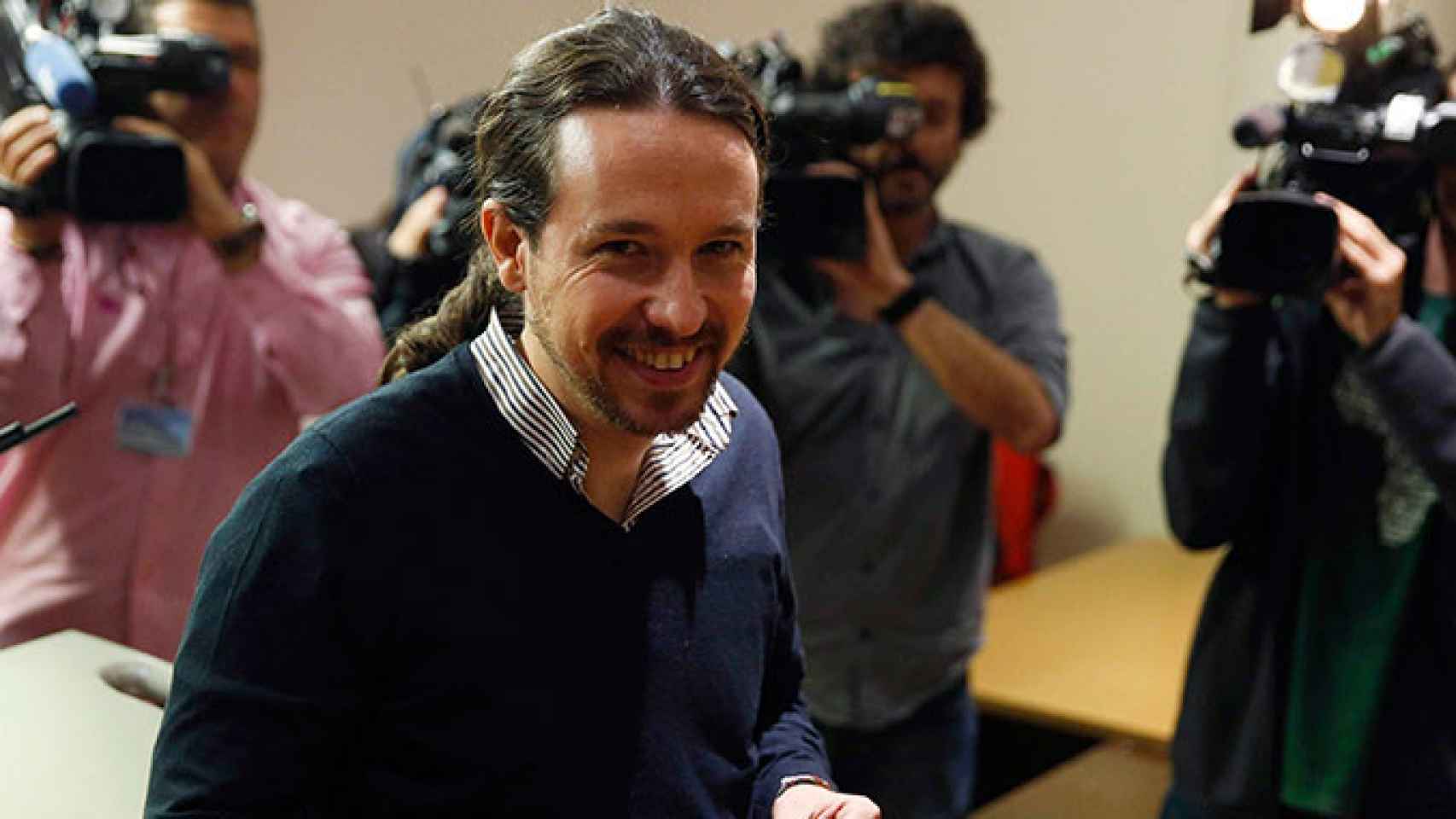 Pablo Iglesias antes de su comparecencia ante los medios tras reunirse con el Rey en la ronda de consultas / EFE