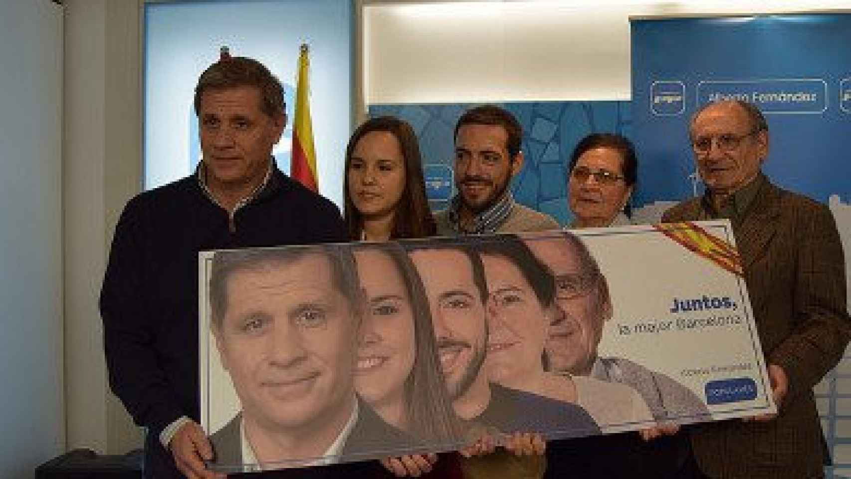 El líder del PP en el Ayuntamiento de Barcelona, Alberto Fernández Díaz, presentando el cártel de su precampaña junto con los simpatizantes 'populares' que le acompañan en él