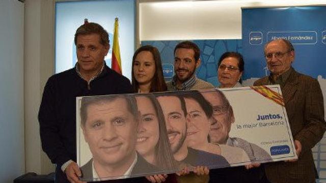 El líder del PP en el Ayuntamiento de Barcelona, Alberto Fernández Díaz, presentando el cártel de su precampaña junto con los simpatizantes 'populares' que le acompañan en él