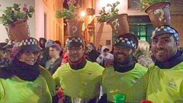 Los cuatro jóvenes de Mataró, con el polémico disfraz sobre el 'caso 4F'. El hijo de Fernàndez es el segundo por la derecha