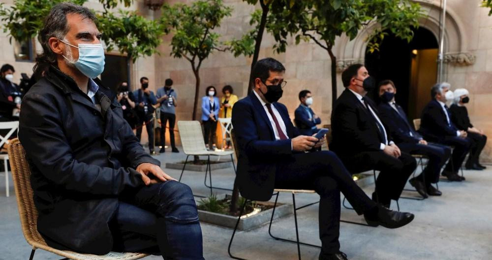 Jordi Cuixart, Jordi Sànchez y Oriol Junqueras, en la investidura de Pere Aragonès en el Pati dels Tarongers de la Generalitat / EFE