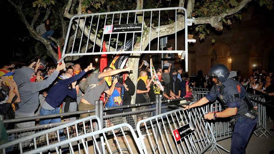 Un grupo de radicales independentistas asedió e intentó entrar en el Parlament de Cataluña / UMC