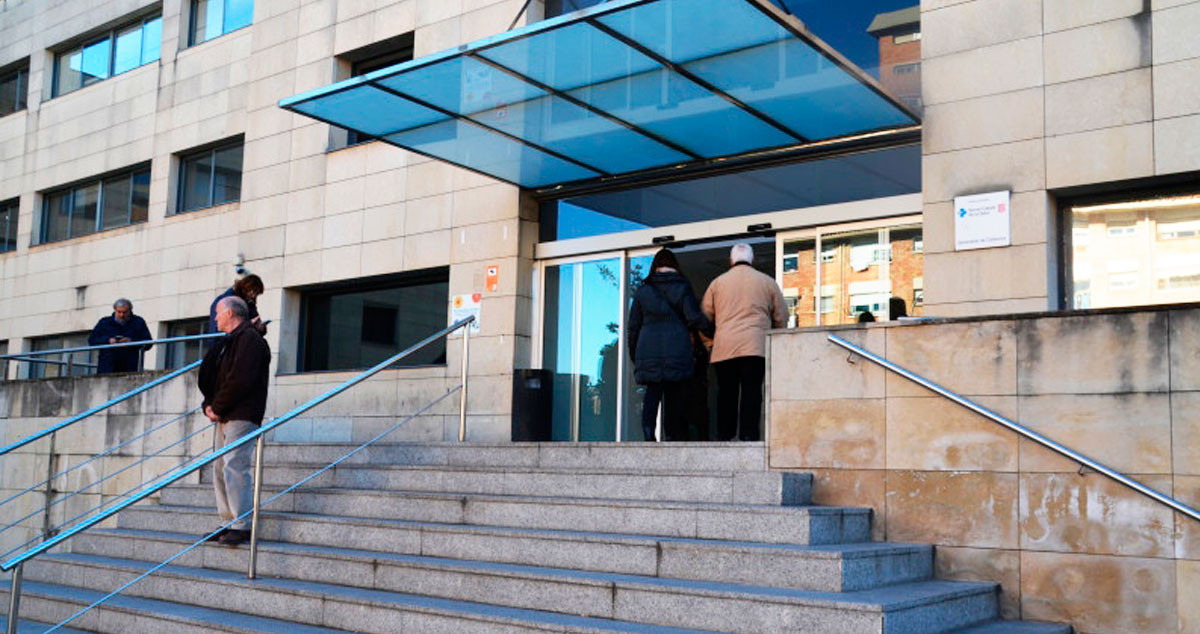 Fachada del Hospital de Martorell con tránsito de pacientes / Cedida