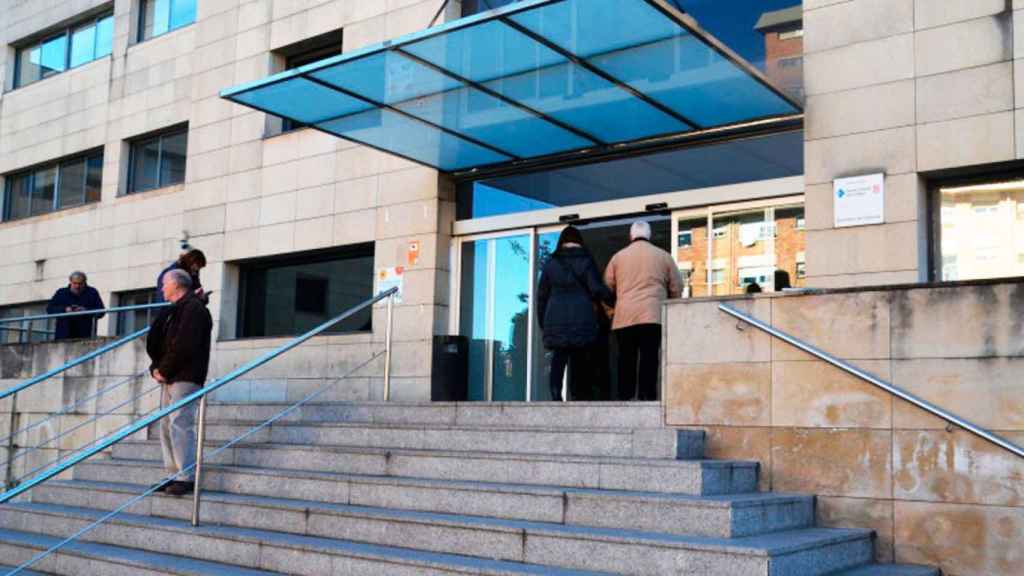 Fachada del Hospital de Martorell con tránsito de pacientes / Cedida