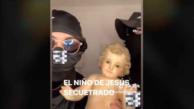 Video de Tik Tok en el que dos jóvenes piden rescate por el Niño Jesús, al que acababan de secuestrar del pesebre de Barberà / TIK TOK