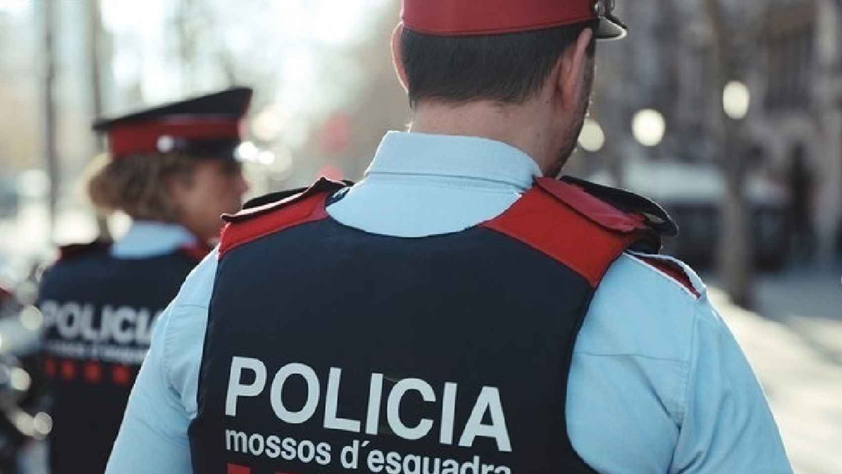 Agentes de los Mossos d'Esquadra, que investigan el matrimonio forzoso de una menor bengalí / EUROPA PRESS