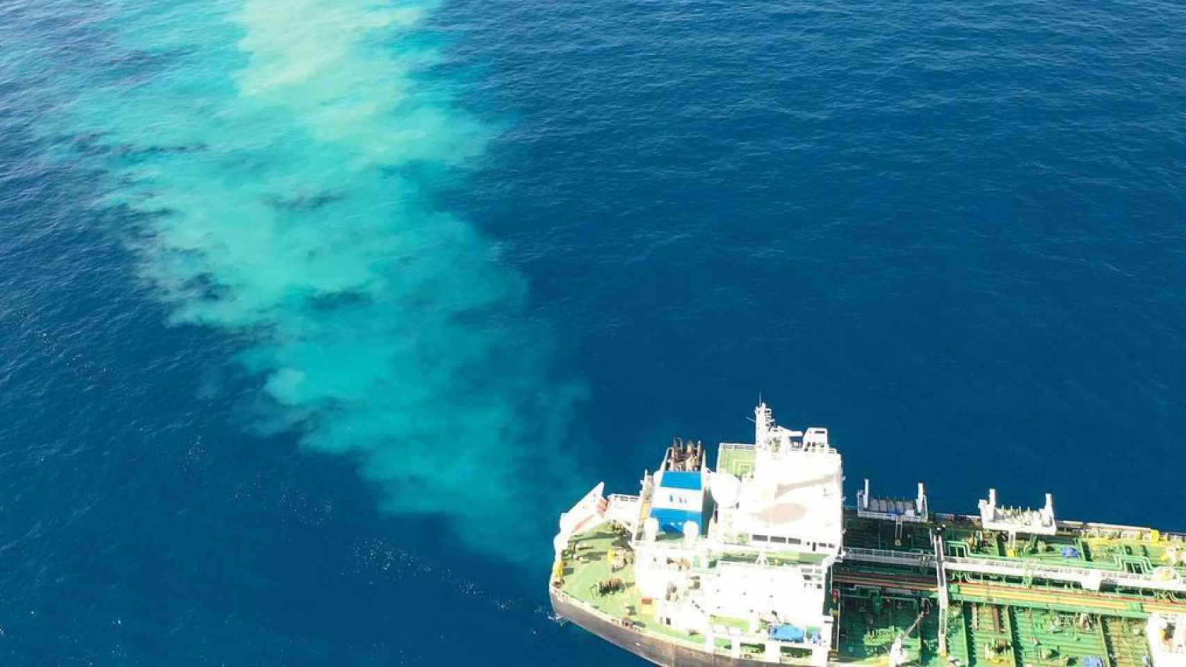 Un buque Chemtrans Mars realiza un vertido a 40 km de la costa barcelonesa / Edmaktub