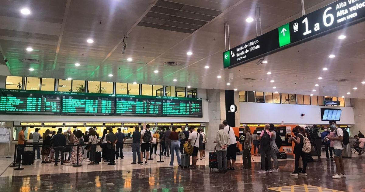 Pasajeros esperando en la estación de Sants, donde un hombre violento se enfrentó a los vigilantes  / CG