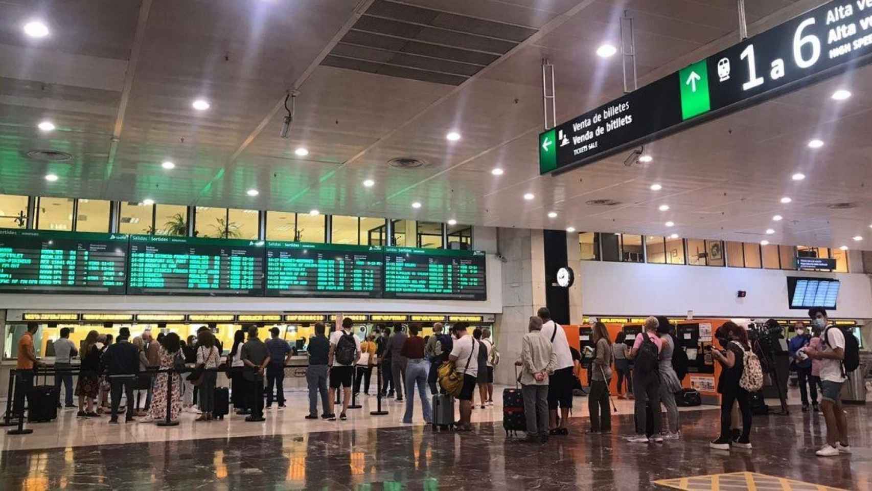 Pasajeros esperando en la estación de Sants, donde un hombre violento se enfrentó a los vigilantes  / CG