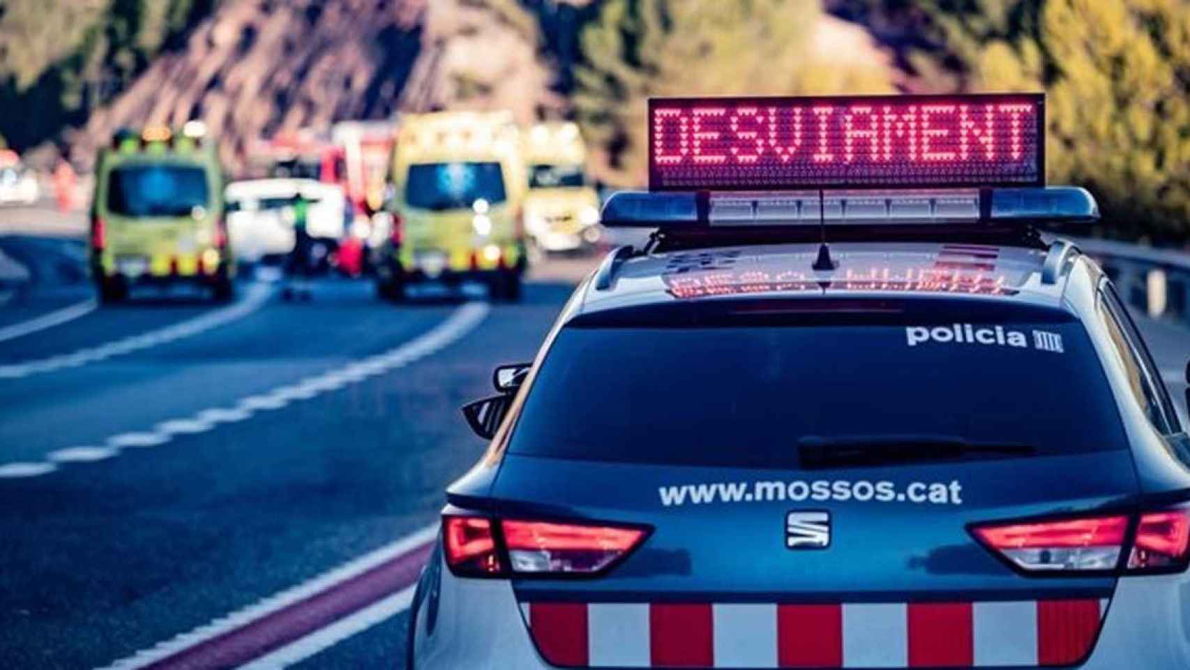 Un vehículo de los Mossos en un accidente, como el de la mujer fallecida tras chocar contra un camión en la C-63  / MOSSOS D'ESQUADRA