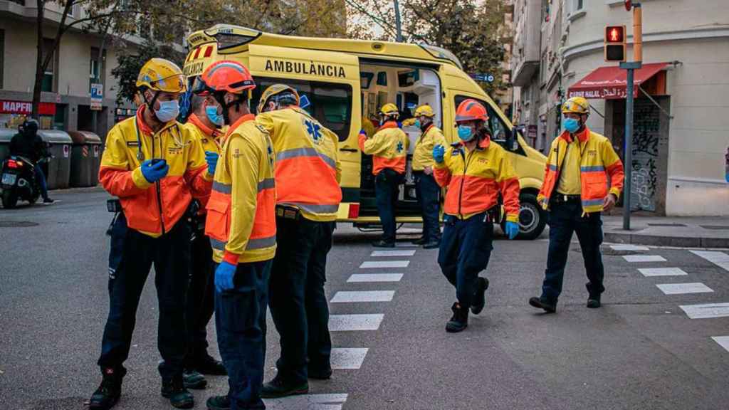 Sanitarios del Sistema de Emergencias Médicas (SEM), trabajando como en el accidente de la fábrica Aneto / EP