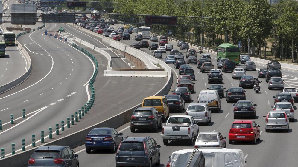 Imagen de archivo de colas quilométricas en las carreteras en la 'operación retorno' de años anteriores / EFE