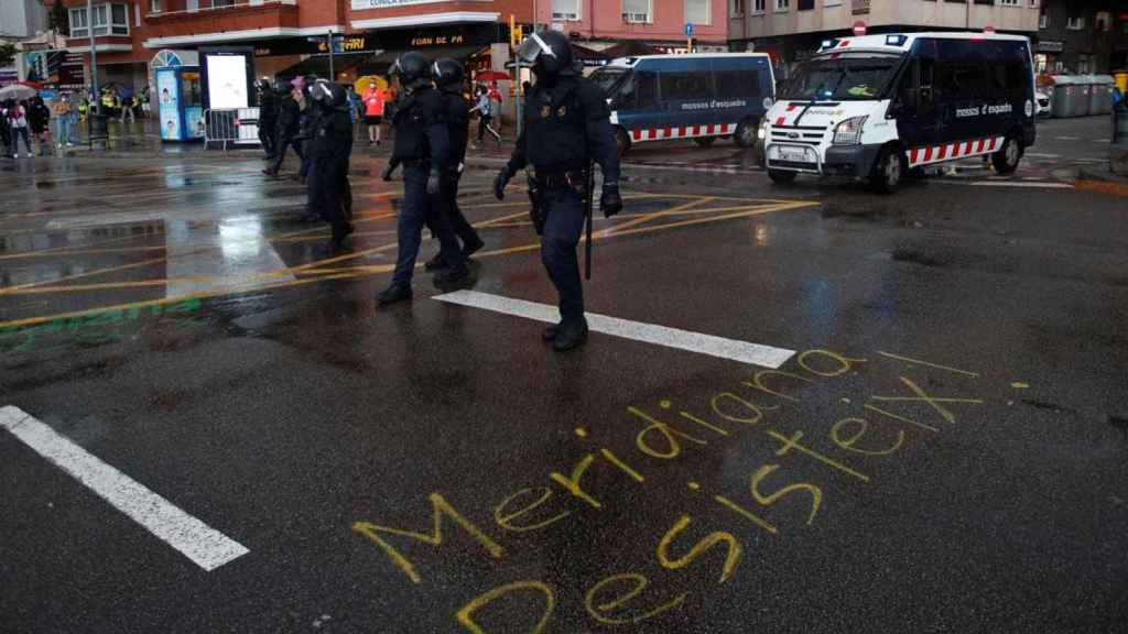 Mossos en la Meridiana (Barcelona) / EFE