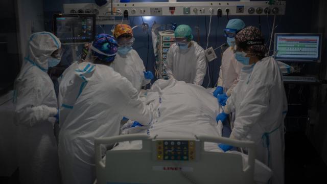 Trabajadores sanitarios protegidos atienden a un paciente con Covid-19 en la uci del Hospital del Mar, en Barcelona (Cataluña) / DAVID ZORRAKINO - EUROPA PRESS