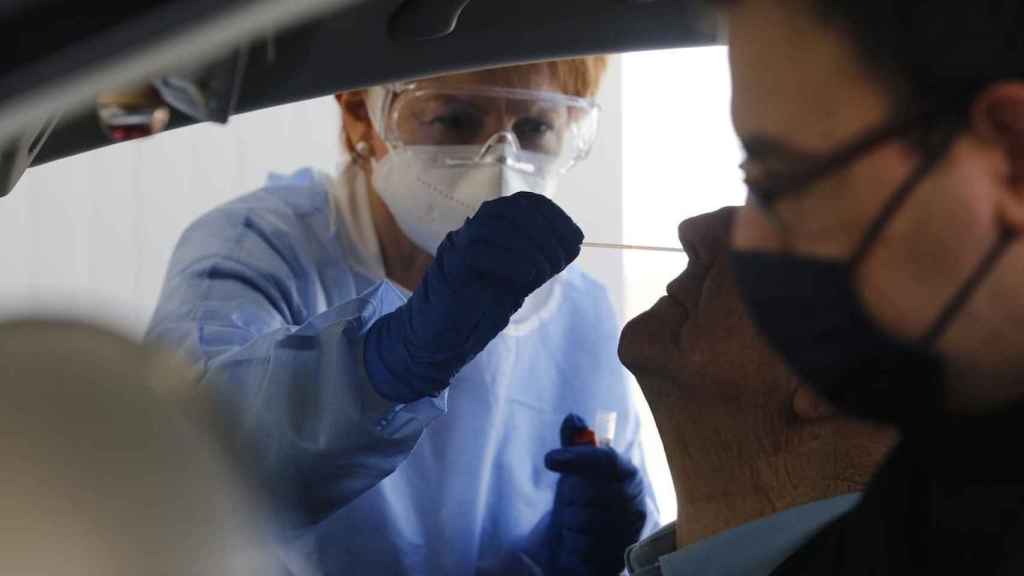 Sanitaria realizando una prueba PCR para detectar contagios de Covid-19 / EP