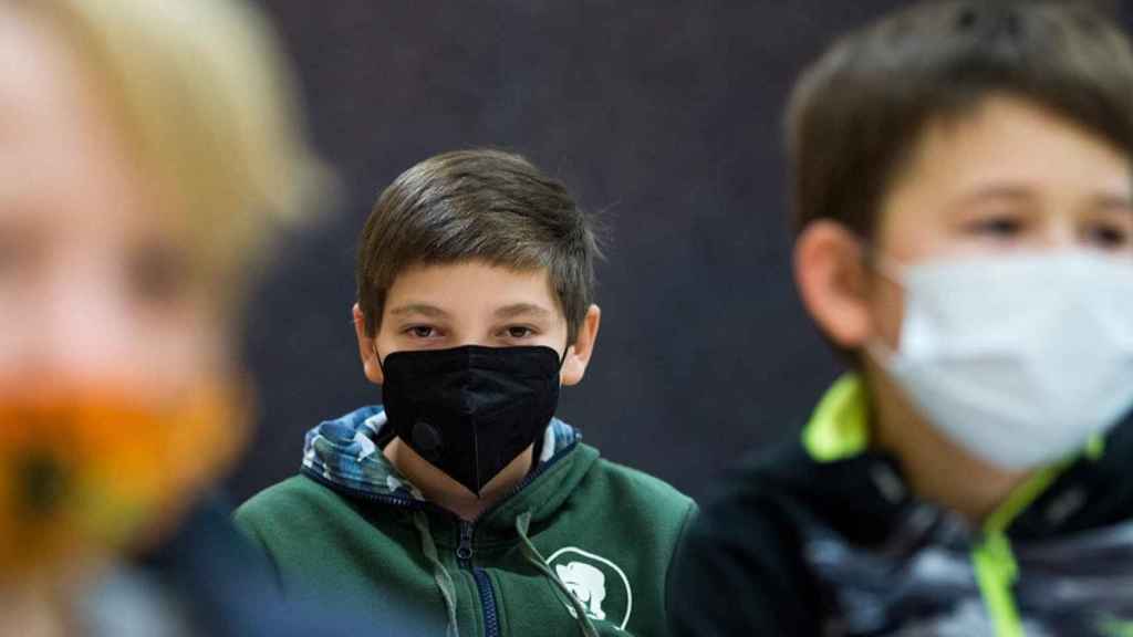 Niños con mascarilla en clase en una de las escuelas abiertas pese al coronavirus / EUROPA PRESS