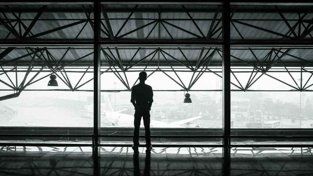 Un pasajero en un aeropuerto de Grecia / CG