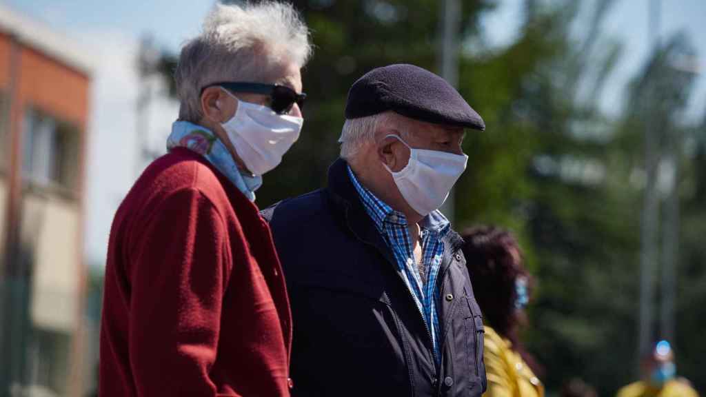 Dos ancianos sin agorafobia usan mascarillas en espacios públicos / EP