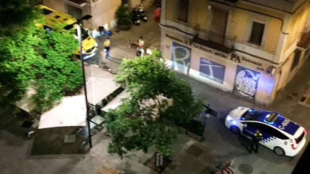 Imagen de una ambulancia y un coche de la Guardia Urbana en el lugar de los hechos / CG