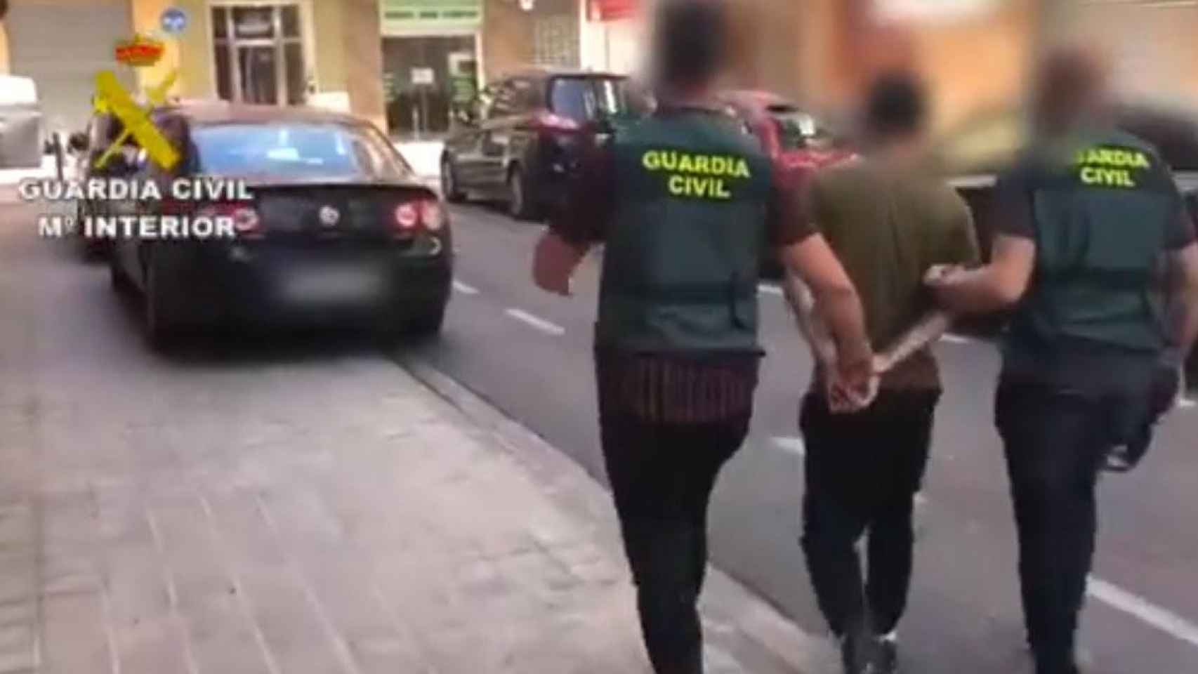 Agentes de la Guardia Civil con un detenido durante la desescalada / INTERIOR