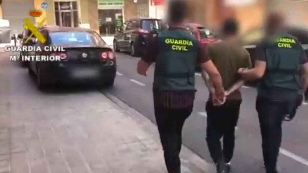 Agentes de la Guardia Civil con un detenido durante la desescalada / INTERIOR