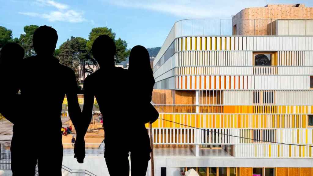 Padres con sus hijos en el nuevo edificio de diseño Maternelle del Liceo Francés de Barcelona / CG