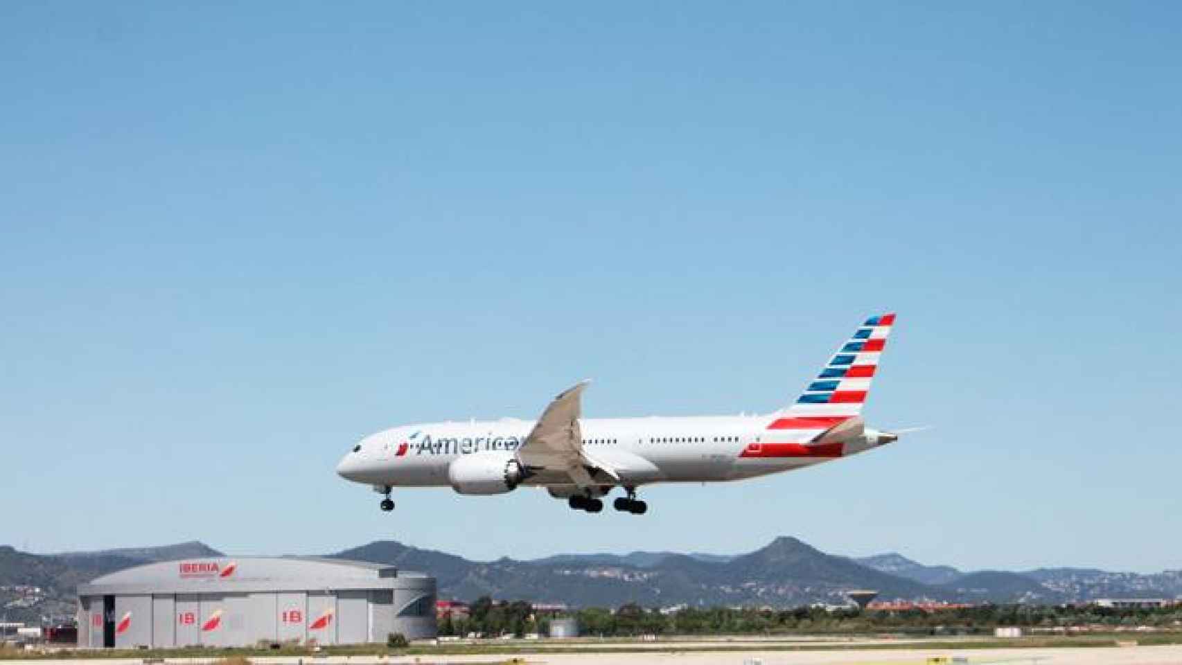 Imagen de una aeronave de American Airlines tomando tierra en el aeropuerto de El Prat / TWITTER