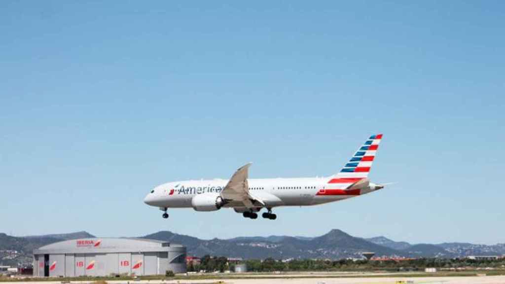 Imagen de una aeronave de American Airlines tomando tierra en el aeropuerto de El Prat / TWITTER