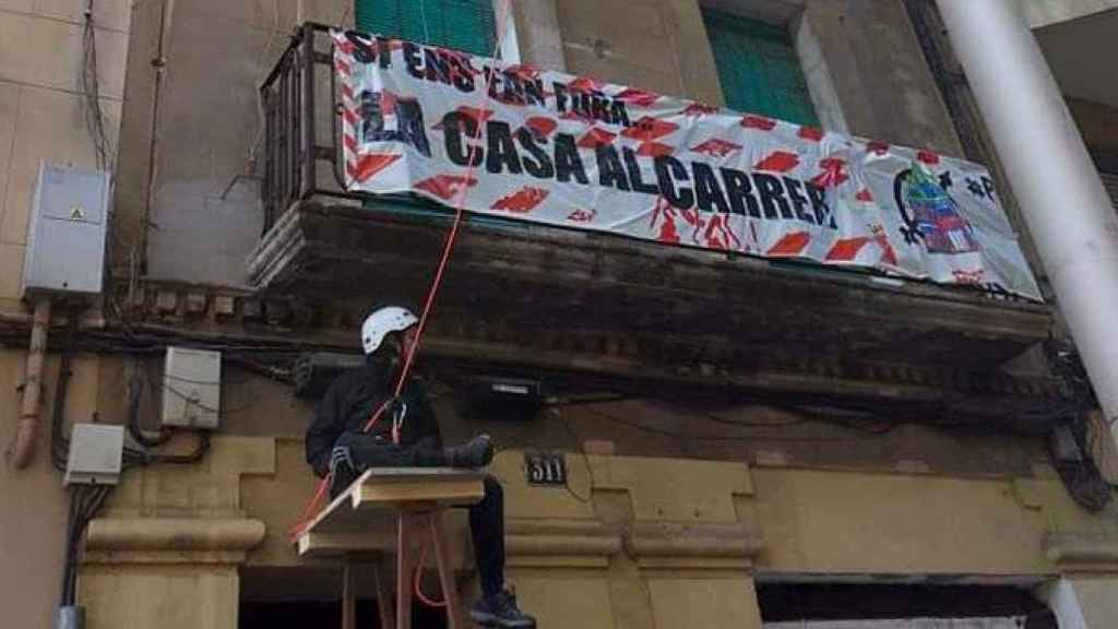 Un mosso se prepara para entrar en la casa okupada para proceder a su desalojo / TWITTER