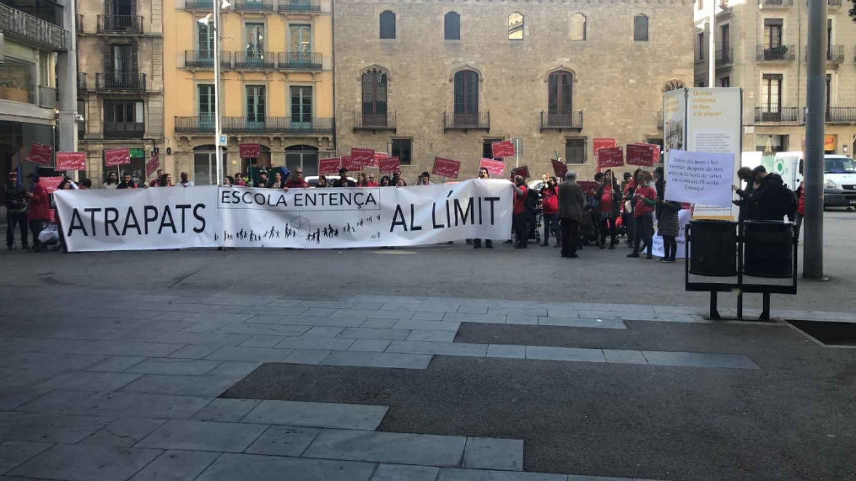 Familias de la Escuela Entença protestan frente a las puertas del Ayuntamiento de Barcelona / TWITTER