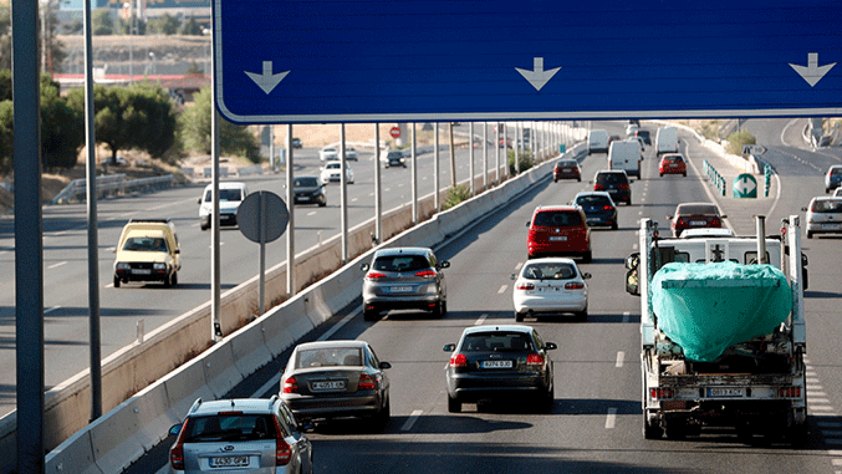 Coches en una autopista este verano El mejor truco para enfriar el interior del coche