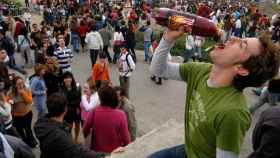 Un joven bebiendo en un botellón, imagen de archivo / EFE