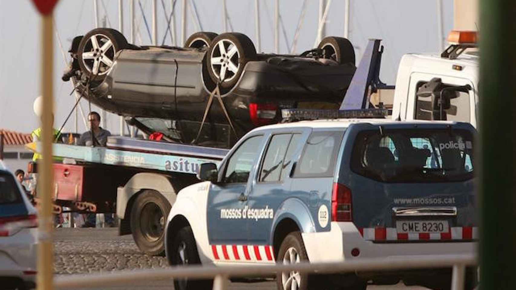 Una grua recoge el coche abatido por los Mossos d'Esquadra en el que murieron cinco de los terroristas del atentado en Barcelona / EFE