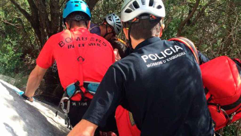 Bomberos de la Generalitat y Mossos d'Esquadra en un servicio en la montaña / MOSSOS D'ESQUADRA