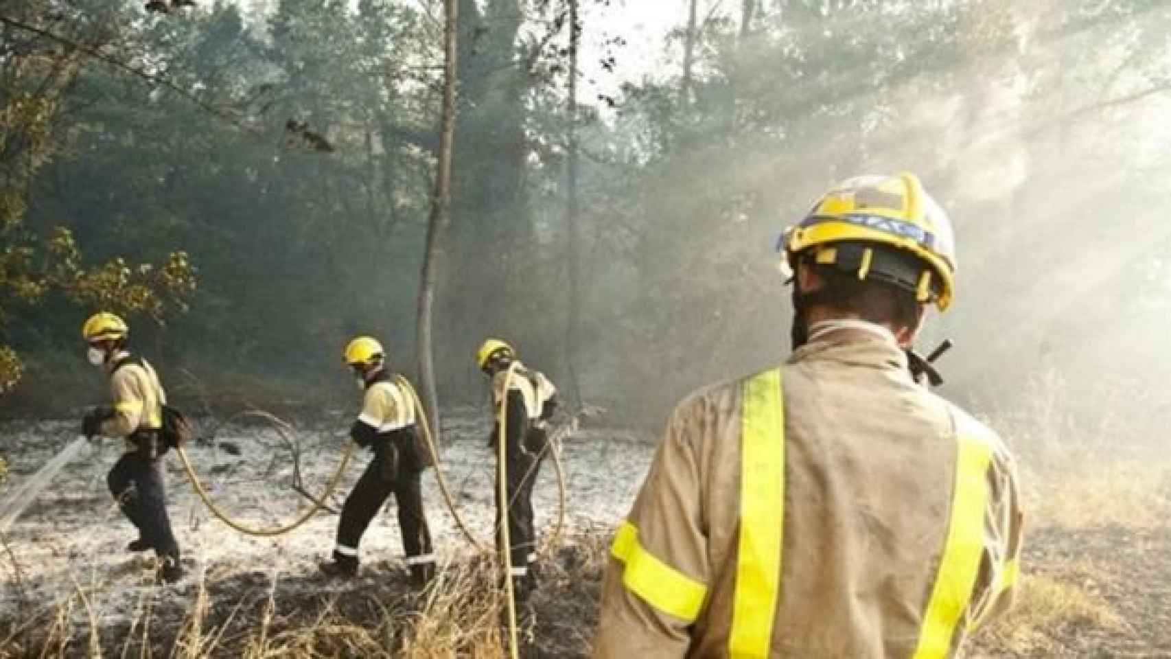 Bomberos apagando el incendio / BOMBERS.CAT