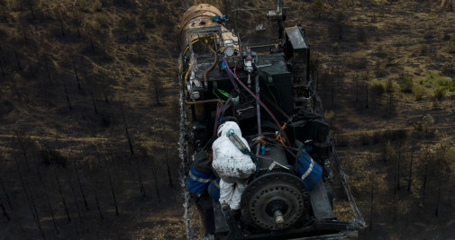 Desmontan un aerogenerador destrozado por un incendio forestal / JESÚS DIGES - EFE