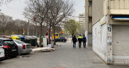 Agentes de los Mossos durante el registro en el edificio Venus de La Mina / CRÓNICA GLOBAL