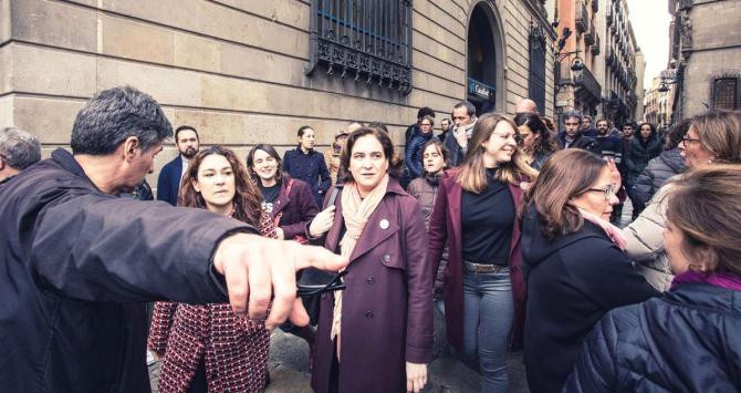 Laura Pérez, teniente de alcalde de Derechos Sociales (2i) y Ada Colau, alcaldesa de Barcelona, en un acto previo a la pandemia / AJBCN