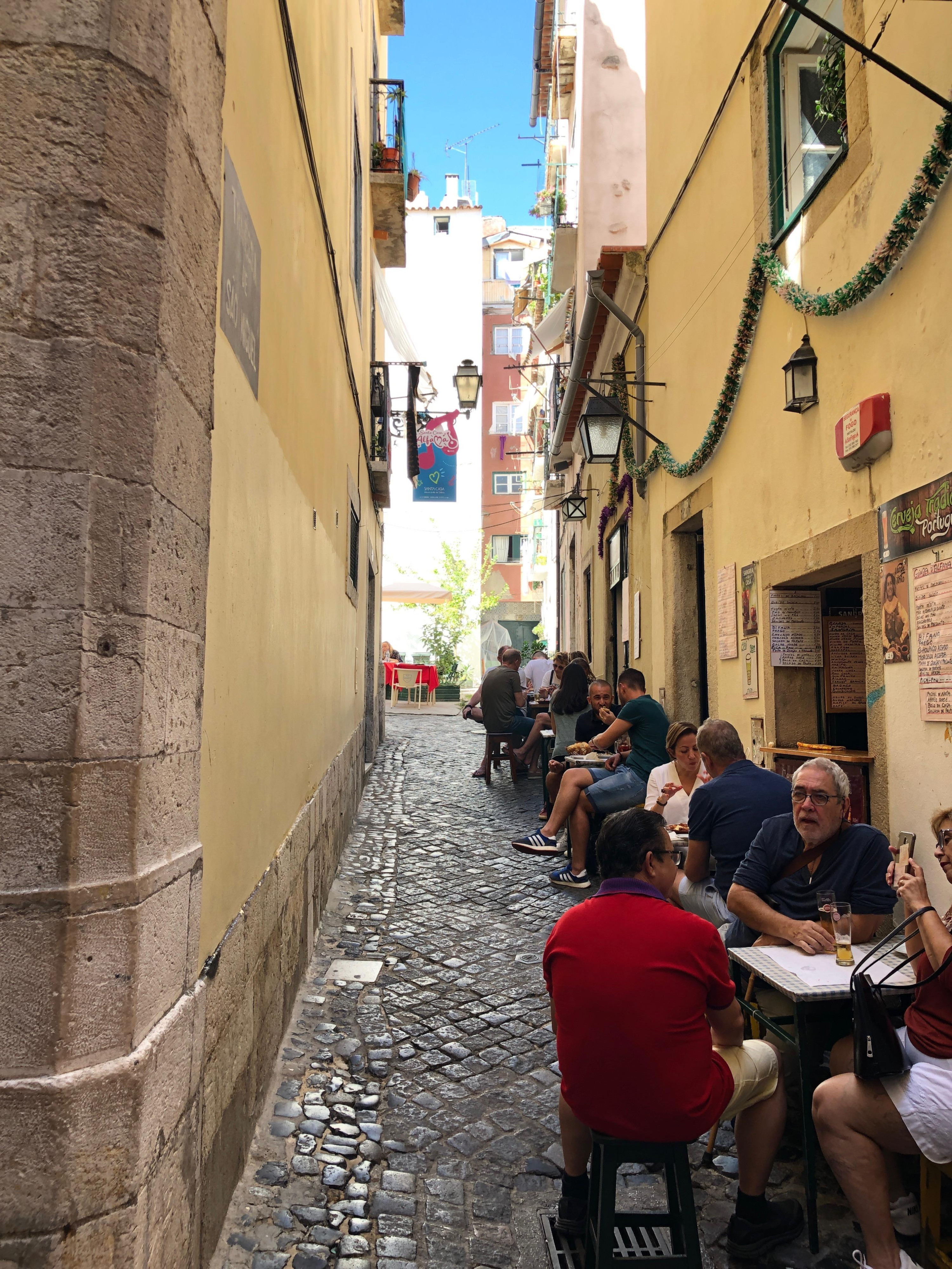 Una calle del típico barrio de Alfama