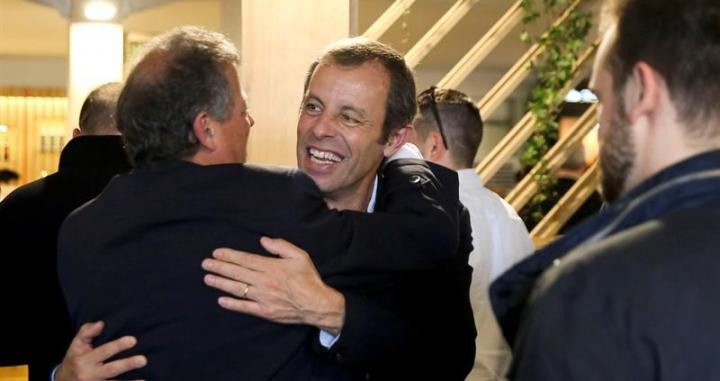 El expresidente del FC Barcelona Sandro Rosell (c) saluda a varios conocidos a su llegada este jueves al 'village' del Open Conde de Godó, después de que ayer fuese absuelto de blanquear comisiones recibidas por el expresidente de la Confederación Brasile