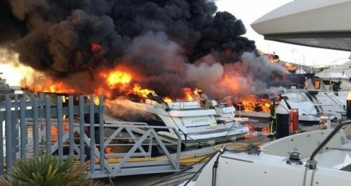 Imagen del incendio que ha dejado las primeras embarcaciones calcinadas en el Port Fòrum / CG